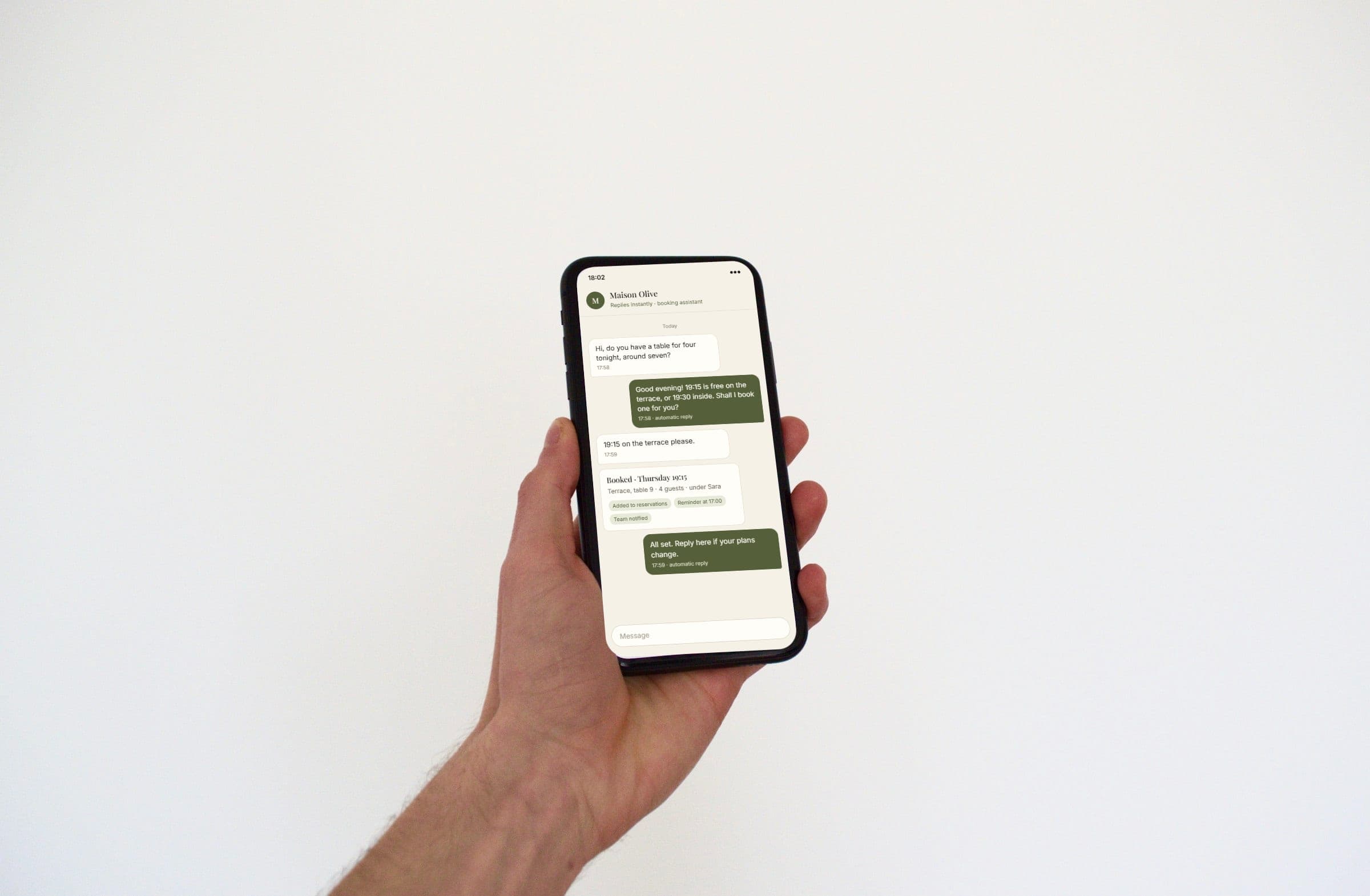 Example interface: a phone showing an automatic booking conversation. A customer asks for a table for four, the assistant offers times, books table 9 and confirms the reminder.